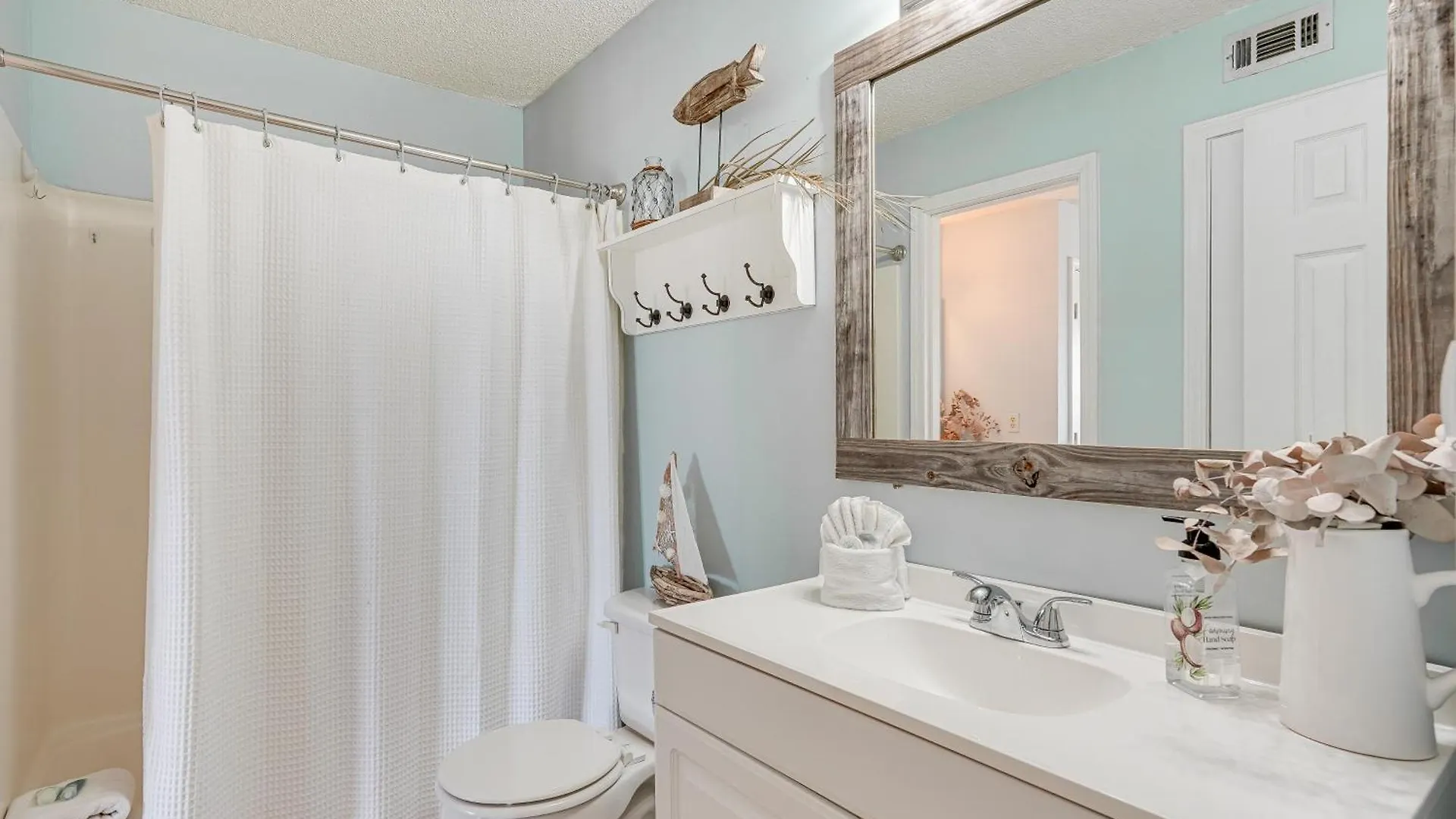 Breezy Pcb Retreat With Balcony - Walk To Beach! Panama City Beach 0*,